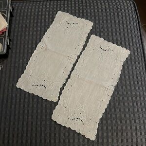 Vintage linen doilies. Set of 2: 11x5.5 inches